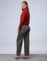 Pantalón de vestir de tiro alto con estampado de cuadros en tonos grises, marrones y rojos. Modelo de pierna ancha con pretina corrida, botón y broche interno.