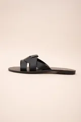 Sandalias negras con tiras anchas cruzadas en el empeine.