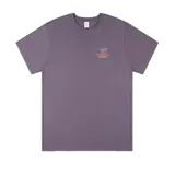 Remera lila de manga corta con estampado pequeño en el pecho.