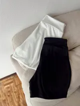 Short negro de lycra, tiro alto y calce ajustado.