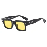 Gafas de sol unisex Cabo modelo Tokio, con montura cuadrada negra y lentes amarillas.