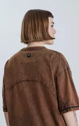 Remera marrón de cuello redondo y corte oversize, confeccionada en algodón premium con proceso de batik artesanal.