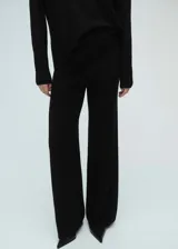 Pantalón negro de punto fino con diseño wide leg, tiro alto y cintura elástica.