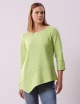 Blusa verde en tejido acanalado, marca Ruby Rd. Largo de mangas ¾ con abertura y botones. Terminación de ruedo asimétrico.
