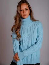 Polera blanca de punto con cuello alto y diseño trenzado.