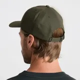 Gorra de béisbol verde militar con logo bordado en parche circular blanco y negro.