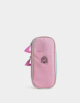 Cartuchera rectangular de tela color rosa claro con estampado de cuadrícula blanca, cierre superior con cremallera celeste y tiradores de silicona rosa en forma de corazón.