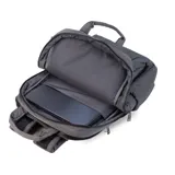 Mochila gris capitoneada con asa y correas regulables. Doble cierre principal, bolsillo al frente con apertura vertical y bolsillo trasero pequeño. Espacio para laptop de 15 pulgadas y correas ocultables.