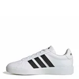 Championes Adidas Grand Court Base 3.0, color blanco con las tres tiras laterales en negro y logo Adidas en la lengüeta y el talón. Confeccionados en cuero sintético, con cordones blancos y suela de goma.