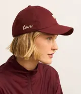 Gorra de sarga color borgoña con bordado de corazón en el frente y la palabra "love" en el lateral.