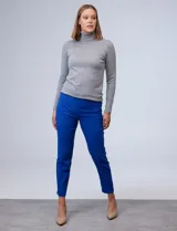 Pantalón de gabardina elastizada azul marino, marca Zac & Rachel, de corte recto, pretina ancha pespunteada y largo al tobillo. Tiene bolsillos simulados.