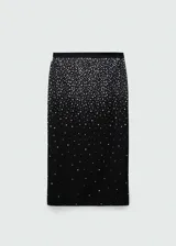 Falda midi negra con cintura elástica, tiro medio, diseño recto y detalle de strass plateado.