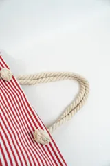Bolso tipo tote con rayas horizontales rojas y blancas en la parte superior y base color beige. Asas de soga gruesa.