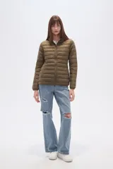 Campera acolchada negra, de manga larga y cuello alto, con cierre frontal.