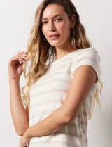 Remera de modal color crudo con rayas horizontales color beige, cuello redondo y mangas cortas.