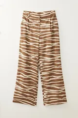 Pantalón de lino con estampado animal print en tonos camel y blanco, de corte palazzo y cintura alta con elástico.