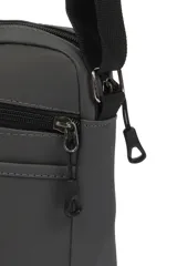 Morral bandolera negro de poliéster con correa ajustable y múltiples bolsillos con cierre.