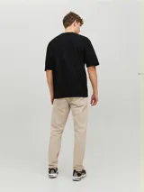 Camiseta negra de manga corta con cuello redondo y corte holgado.