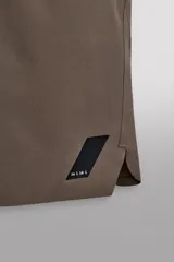 Pantalón corto deportivo color marrón oliva, con cintura elástica ajustable con cordón, bolsillos frontales y bolsillo trasero con cierre. Presenta forro interior y detalle de logo estampado en la pernera.