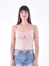 Musculosa color beige con tirantes finos y estampado de cerezas.