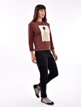 Remera blanca de manga larga con estampa rectangular dorada con diseño animal print y texto 'Fearless, fierce & fabulous'.