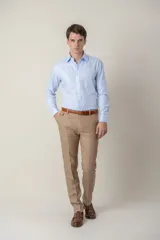 Pantalón de vestir de lino color beige, corte slim fit, con bolsillos laterales y traseros.