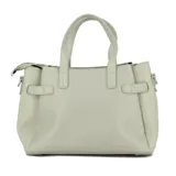 Cartera azul con textura símil cuero, doble asa corta y correa larga desmontable. Tiene una tira horizontal con hebilla decorativa.