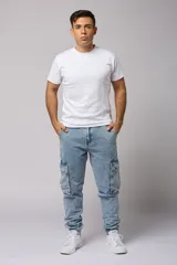 Pantalón jean celeste, corte jogger, con bolsillos cargo laterales y puños elásticos en los tobillos.