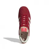 Championes Adidas Gazelle de gamuza color rojo con las tres tiras laterales blancas y suela color crema.