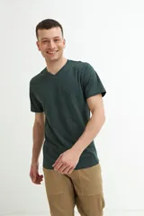 Remera verde oliva de manga corta con escote en V.
