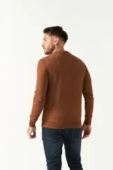 Sweater gris de algodón con cuello en V y logo bordado en el pecho.