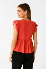 Blusa color coral con escote en forma de cerradura con lazo, mangas cortas con volados y corte imperio.