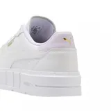 Championes Puma Cali Court negros con detalles en verde y suela blanca con plataforma.