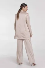 Blazer blanco de corte recto, con solapas y bolsillos laterales.