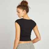 Remera corta negra de punto canalé, con cuello redondo y mangas cortas.