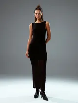 Vestido negro ajustado al cuerpo, de largo midi y sin mangas.