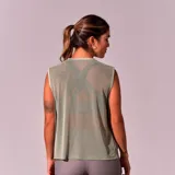 Musculosa deportiva verde con cuello redondo y sisas amplias.