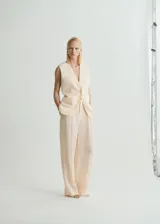 Pantalón de vestir color crema, de tiro alto y corte recto.