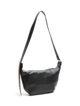 Bolso negro con correa ajustable para usar al hombro, cierre con cremallera, bolsillo interior y forro completo.