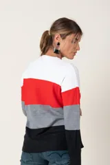 Sweater de punto a rayas horizontales en blanco, rojo, gris y negro, de corte clásico y cuello redondo.