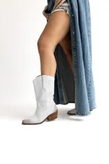 Bota texana corta de cuero gamuzado color blanco, con caña media y diseño calado.