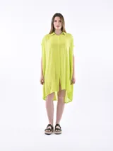 Vestido camisero color verde lima, de corte amplio y largo irregular.