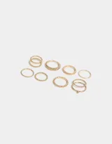 Set de anillos dorados con diferentes texturas y formas.