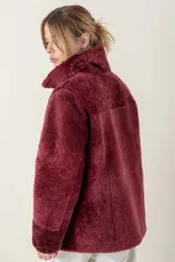 Gamulan de cuero color bordeaux con cuello y puños de piel sintética.