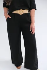 Pantalón de lino negro de corte recto y tiro medio, con cinturón de soga beige incluido.