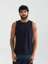 Musculosa verde claro de algodón, con cuello redondo y sisas anchas.