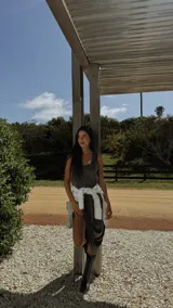 Vestido midi negro sin mangas, con escote en V, espalda alta y bolsillos laterales.