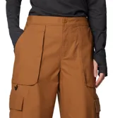 Pantalón cargo color verde oliva, de corte holgado, con cintura parcialmente elástica, bolsillos laterales y traseros con solapa, anillo en D y puños ajustables.