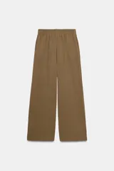 Pantalón marrón de tiro alto con cintura elástica, bolsillos delanteros y pernera ancha.