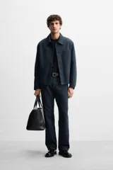 Pantalón azul marino de corte recto, confeccionado en tejido de algodón y lyocell. Cuenta con bolsillos delanteros y traseros.